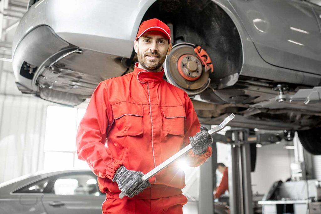 Auto mechanic portrait 5AUMJ8Z.jpg