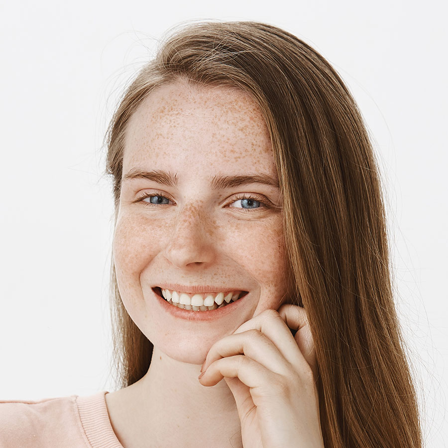 Waist up shot of charming female freelance journal 9QUQDSC.jpg